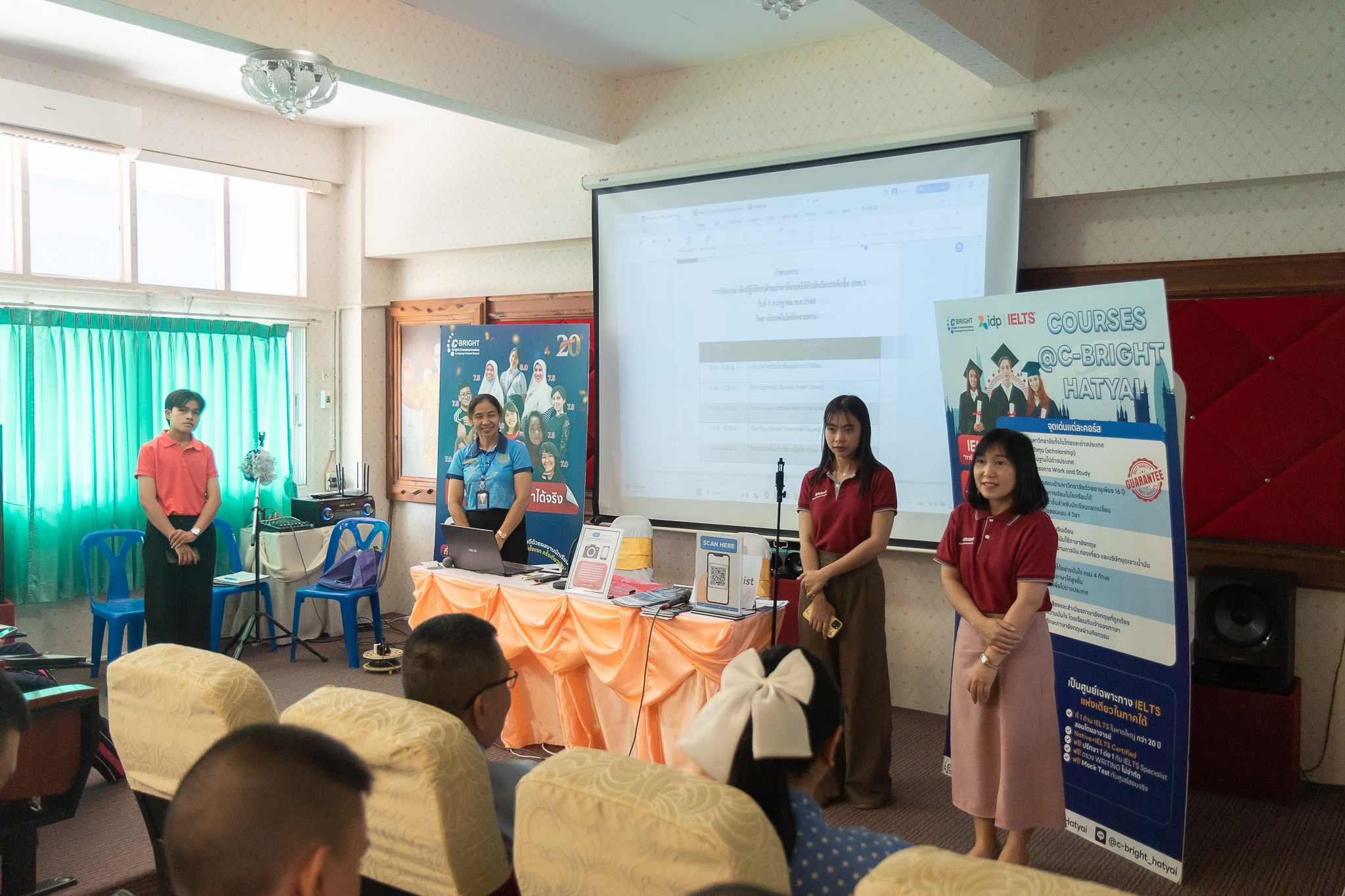 ประมวลภาพกิจกรรมการอบรมเชิงปฏิบัติการทักษะภาษาอังกฤษ (TOEIC TESTING FOR VOCATIONAL CERTIFICATE) ระดับประกาศนียบัตรวิชาชีพ ชั้นปีที่ 3